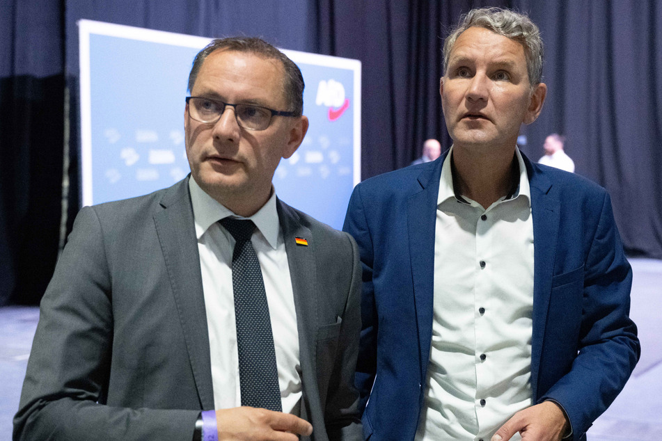 Björn Höcke (50, r.) steht am Sonntag neben Parteichef Tino Chrupalla (47).