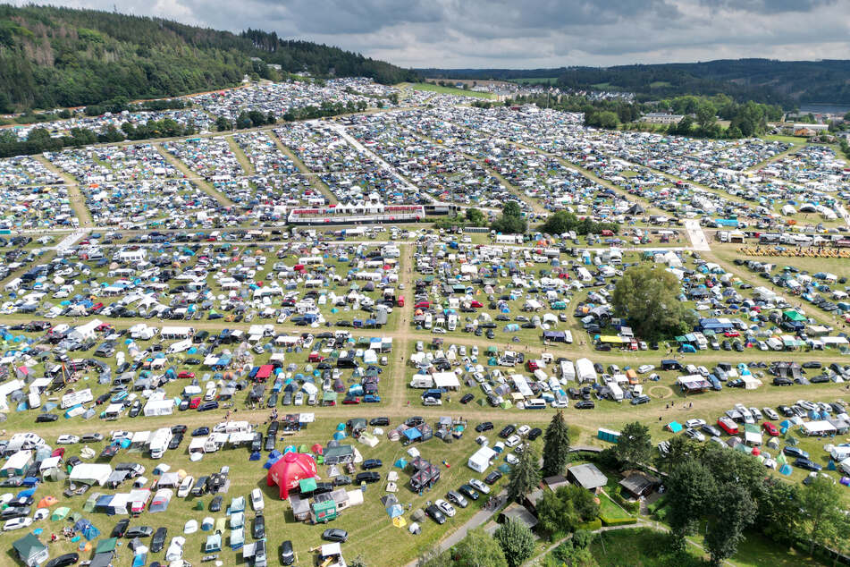 Zahlreiche Zelte und Wohnmobile stehen auf den Wiesen und Felder rund um das Festivalgelände vor dem Beginn des Techno-Festivals "SonneMondSterne" an der Bleilochtalsperre.