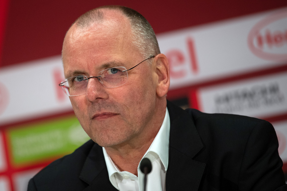 Thomas Röttgermann, Vorstandsvorsitzender von Fortuna Düsseldorf, sitzt auf dem Podium bei der Pressekonferenz.