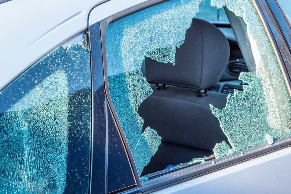 Durch das Einschlagen einer Scheibe gelangten die Täter an das Diebesgut. (Symbolfoto)