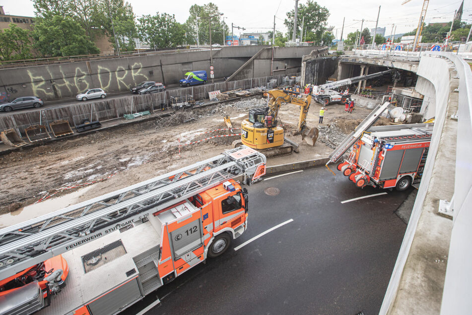 Einsatzkräfte an der Baustelle.