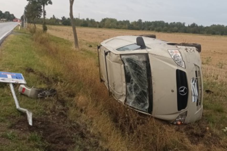 Schutzengel an Bord: Mercedes überschlagt sich und landet im Graben!