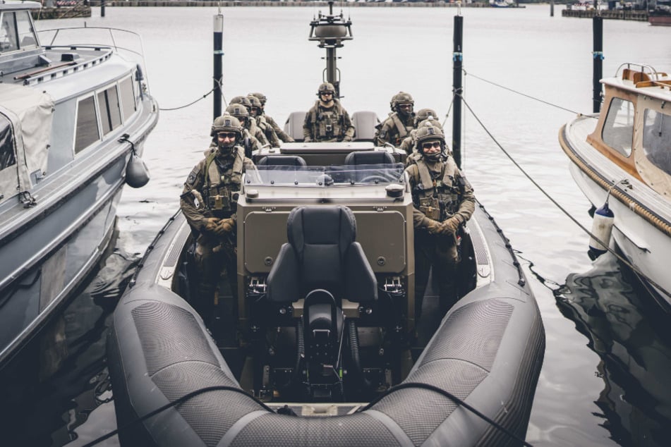 Die Spezialeinsatzkräfte (SEK) des Landeskriminalamtes Schleswig-Holstein auf ihrem neuen Einsatzboot, der "Odin 97".