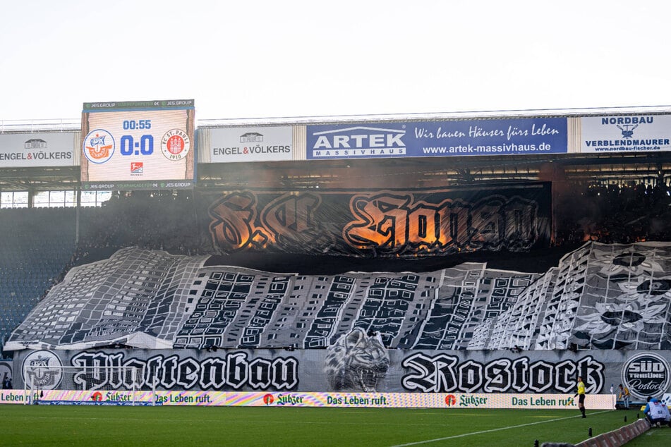 Die Fans des FC Hansa Rostock provozierten in der Partie gegen den FC St. Pauli mit einem Banner.