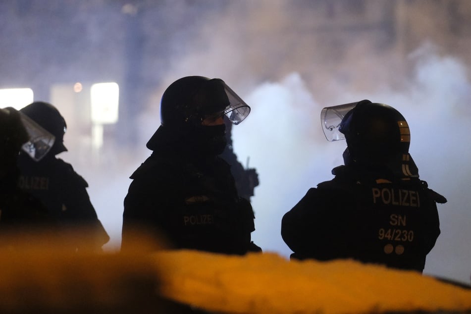 Nach bisherigen Informationen sollen etwa 1000 Polizisten Connewitz am Samstag absichern, wenn in dem Leipziger Stadtteil zwei gegenüberstehende linke Lager aufeinandertreffen.