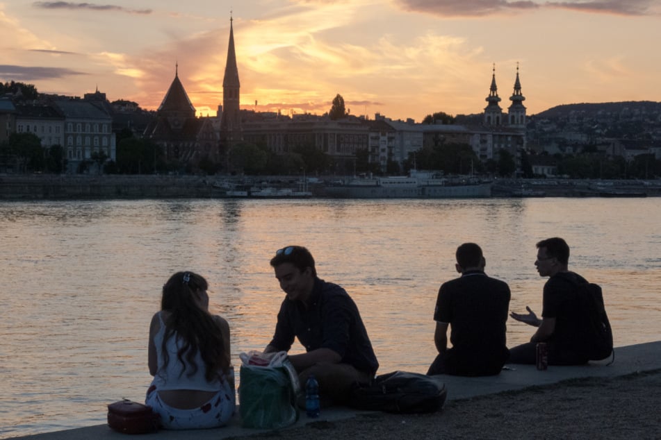 Ungarn, Budapest: Die Menschen verbringen ihre Freizeit am Ufer der Donau, nachdem die Ausgangsbeschränkungen zur Eindämmung der Corona-Pandemie aufgehoben wurden.