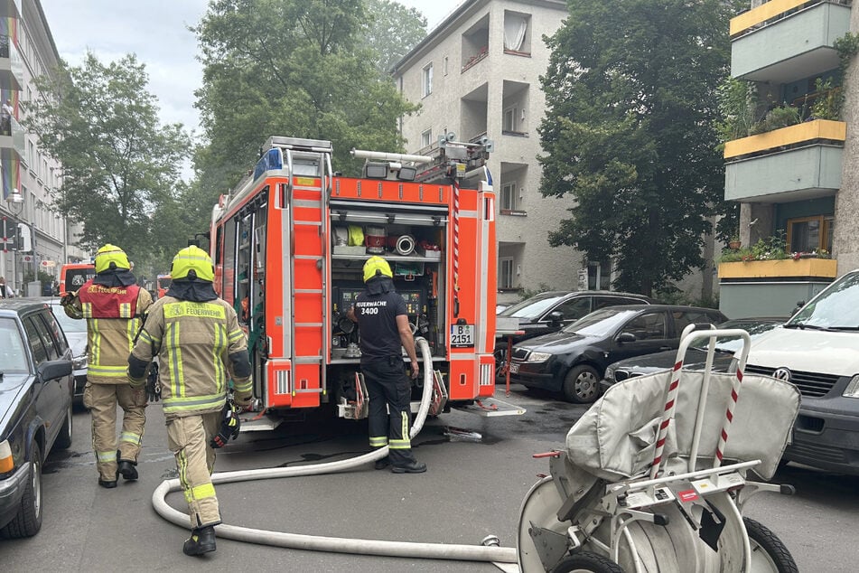 Berlin: Treppenhaus in Flammen: Feuerwehr muss Bewohner mit Drehleiter retten