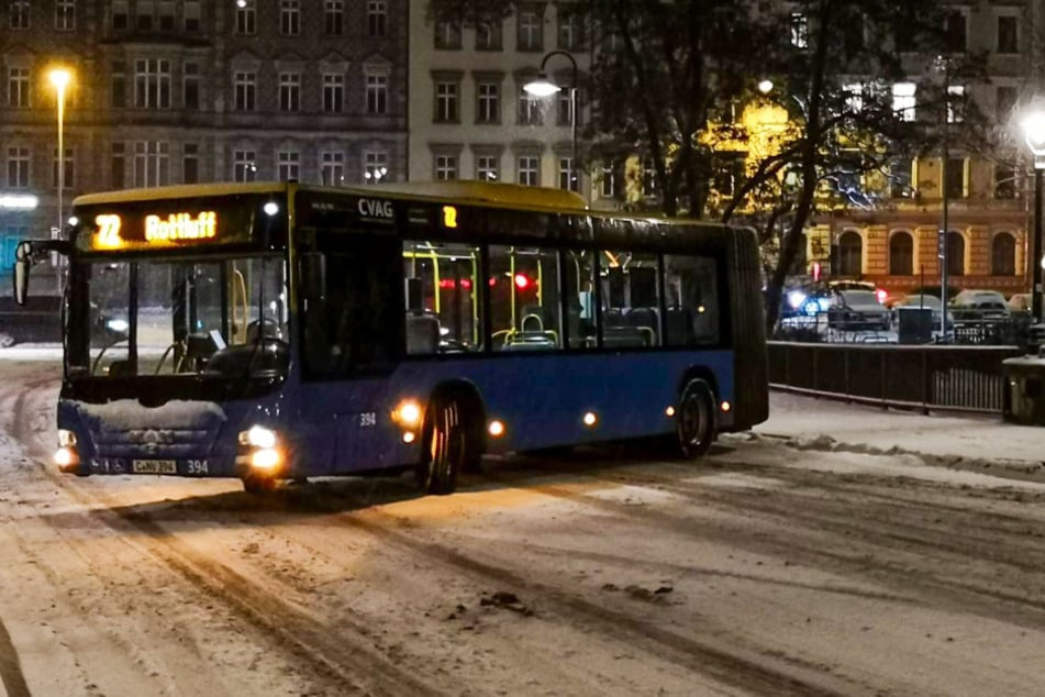 Am Dienstagabend kam ein Bus auf der Kaßbergauffahrt ins Rutschen.