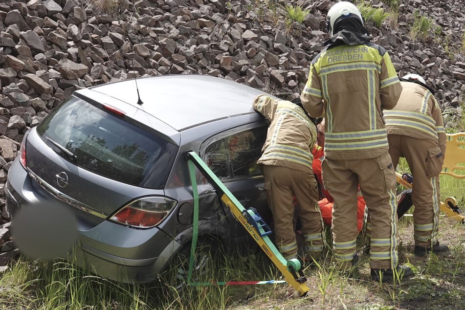 Die Beifahrerin wurde infolge des Unfalls im Wagen eingeklemmt und musste durch die Feuerwehr befreit werden.