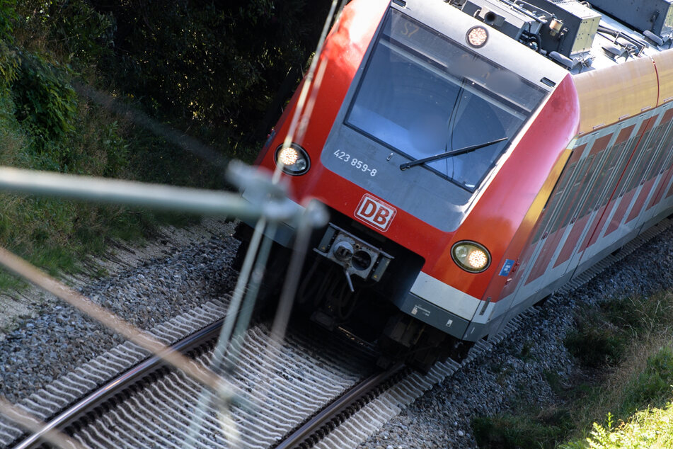 In der Nacht zu Montag wurde ein 44-jähriger Mann aus Dietzenbach von einer S-Bahn erfasst und tödlich verletzt (Symbolfoto).