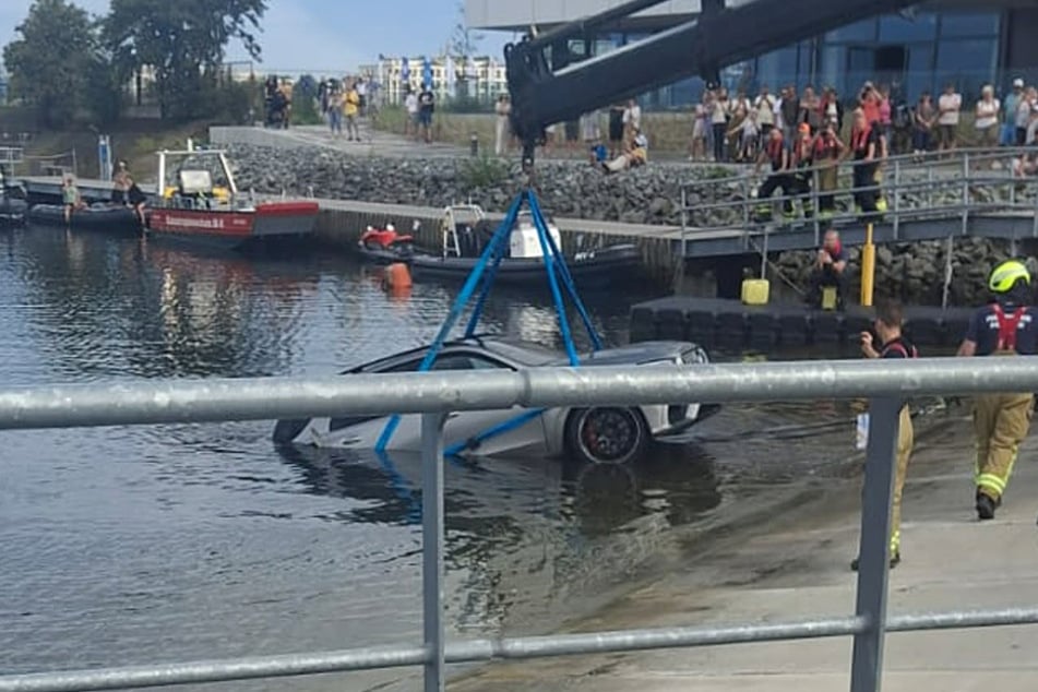 Der Mercedes wurde von der Feuerwehr mithilfe eines Krans aus dem Wasser geborgen.
