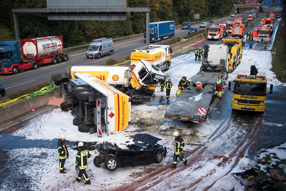 Dieser Tanklaster verursachte bei einem Unfall in Köln Chaos und einen kilometerlangen Stau. (Foto: Marius Becker/dpa)
