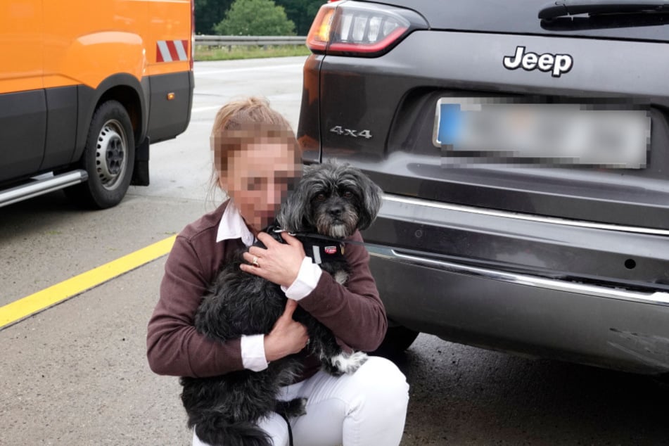 Die Besitzerin ist erleichtert: Ihr Hund wurde ihr unversehrt zurückgebracht.
