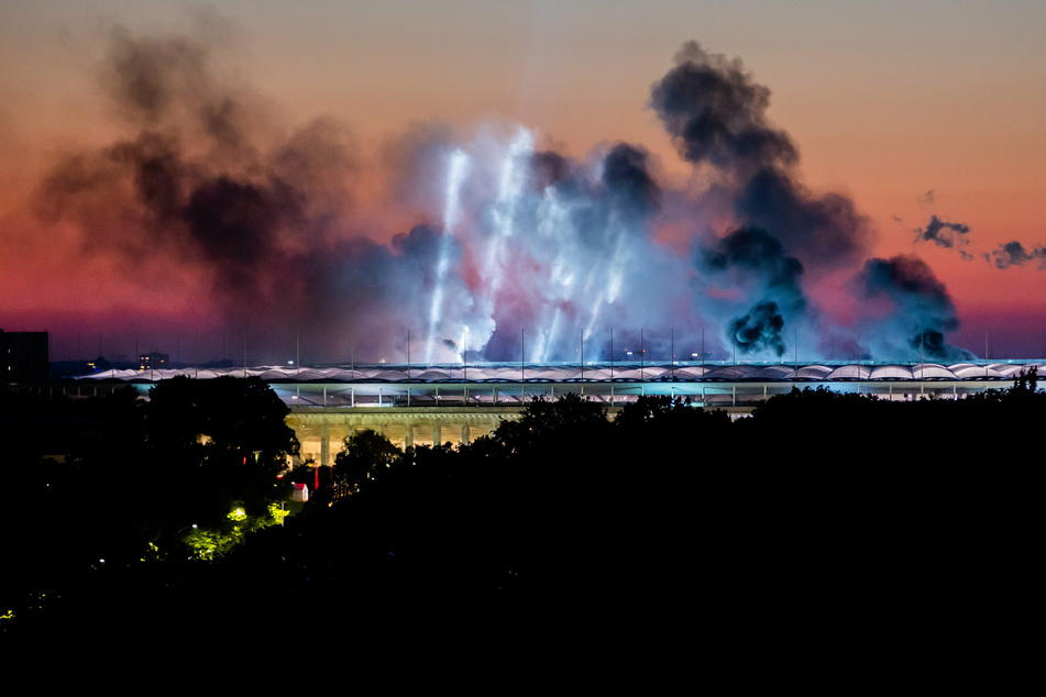 Viel Feuer und ausgeklügelte Lichteffekte: Die Rammstein-Bühnenshow im Olympiastadion war auch von Weitem zu sehen.