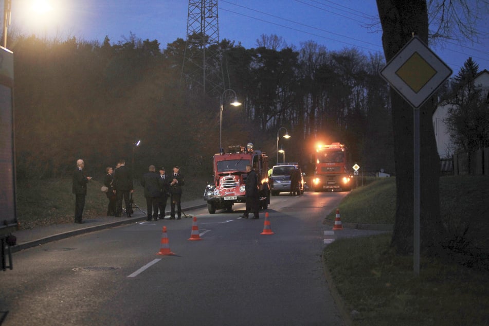 Die Kameraden der Freiwilligen Feuerwehr Graupa warteten am Straßenrand die Unfallaufnahme ab.