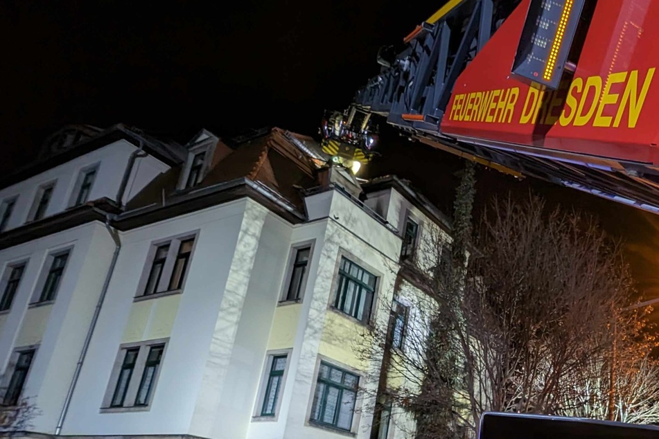 Dresden: Feuer auf Balkon greift aufs Dach über: Bewohnerin will Flammen selbst löschen
