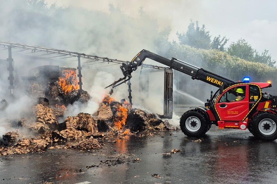 Die alarmierte Feuerwehr löscht das brennende Fahrzeug.