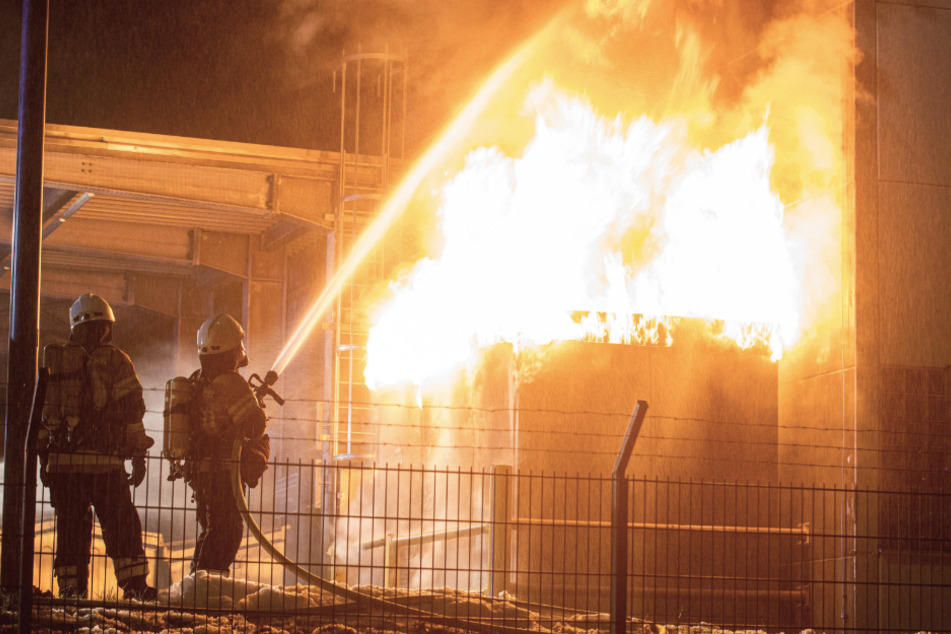 Die Feuerwehr im Einsatz auf dem Daimler-Gelände in Fellbach.