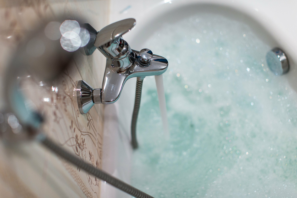 Die 28-jährige Angeklagte soll ihr Kind bei laufendem Wasser in der Badewanne allein gelassen haben. (Symbolbild)