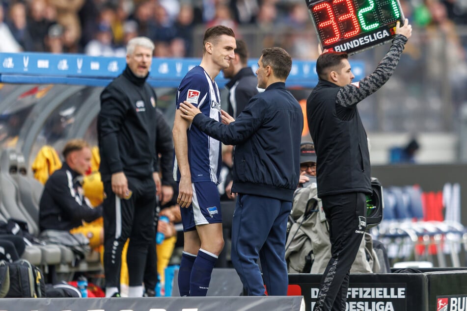 Stefan Leitl (48, 2.v.r) gibt Niklas Kolbe (27) vor seiner Einwechslung noch ein paar nette Worte mit.