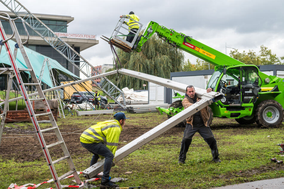Sarrasani baut das Zelt zwischen Congress Center und Marienbrücke wieder ab.