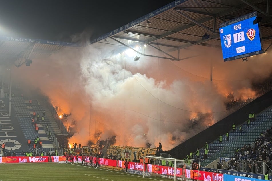 Die Dynamo-Fans haben ihre Pyro ausgepackt.