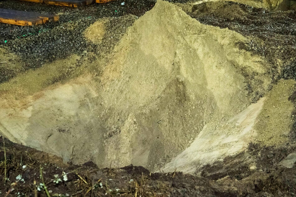 Der Fundort der mutmaßlichen Bombe nahe dem Darmstädter Nordbahnhof wurde abgedeckt. Am Wochenende soll das Objekt untersucht werden.