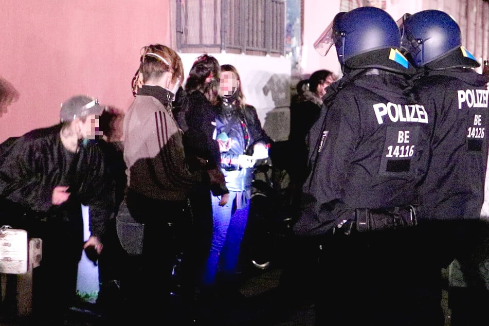 Vier Polizisten wurden bei Ausschreitungen am Sonntagabend in Berlin-Kreuzberg verletzt.