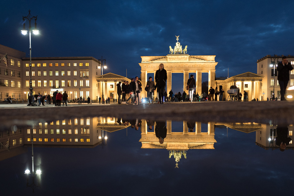Zahlreiche Sehenswürdigkeiten Gebäude in Berlin werden nachts beleuchtet, darunter auch das Brandenburger Tor.