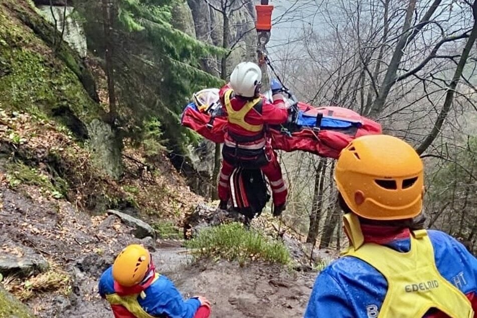 Ein 48-jähriger wurde an die Luftrettung übergeben.
