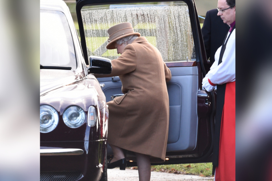 Queen Elizabeth II (93) besteigt ein Auto. (Archivbild)