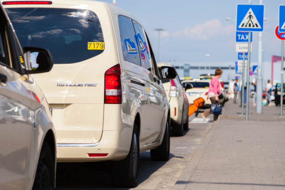 Die Taxifahrer legen für mehrere Stunden ihre Arbeit nieder. (Symbolbild)