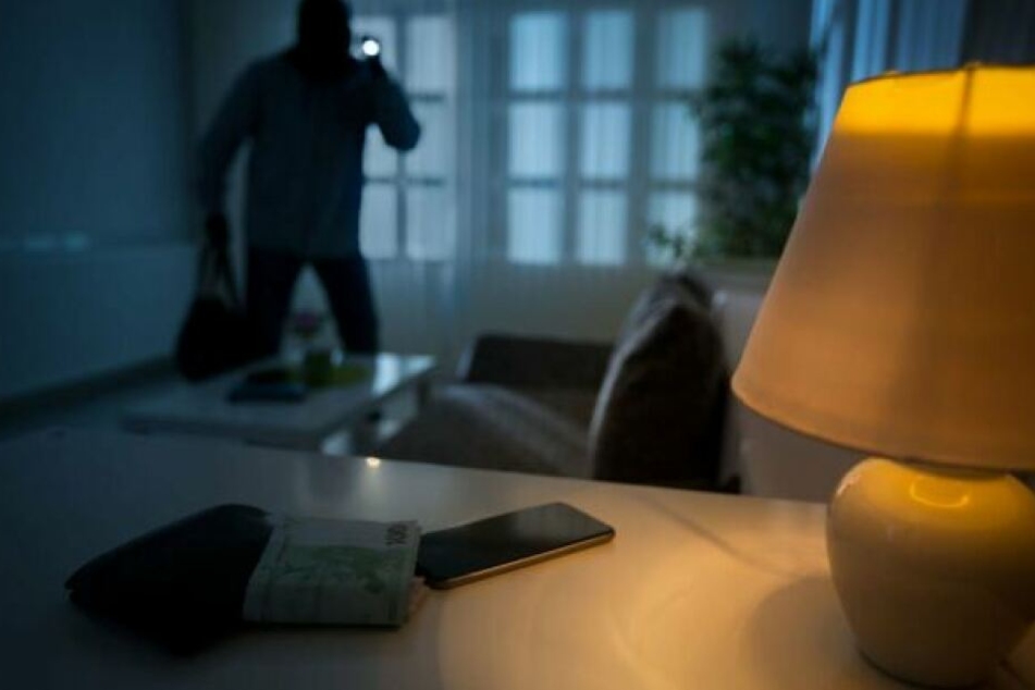 Aus einem Einfamilienhaus in Markkleeberg bei Leipzig nahmen die Täter einen Diamanten und zwei Goldmünzen mit. (Symbolbild)