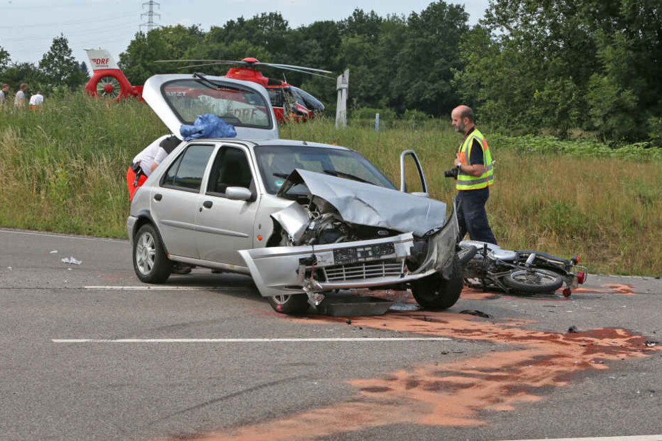 Ein Ford Fiesta ist gegen einen Alfa Romeo gefahren. Infolge dessen konnte ein Moped-Fahrer nicht mehr bremsen.