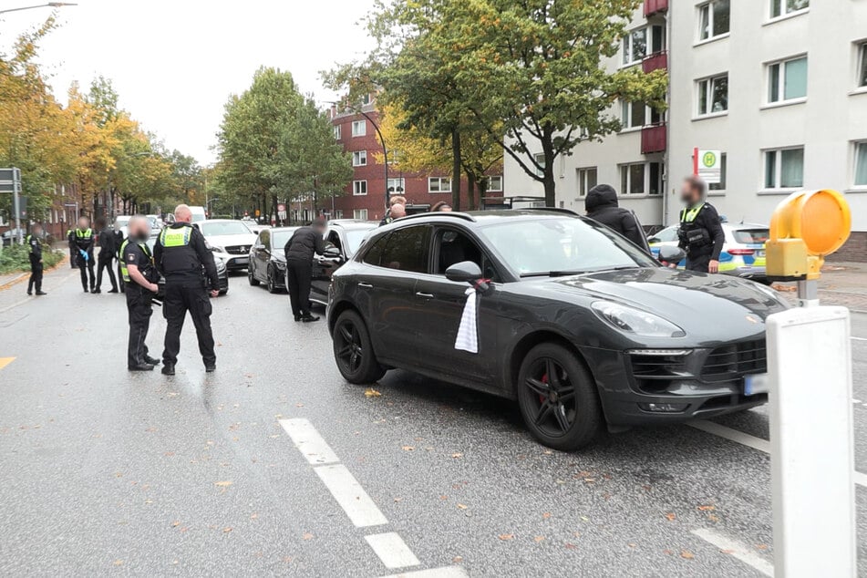 Die Polizisten kontrollierten die Wagen des Korsos.