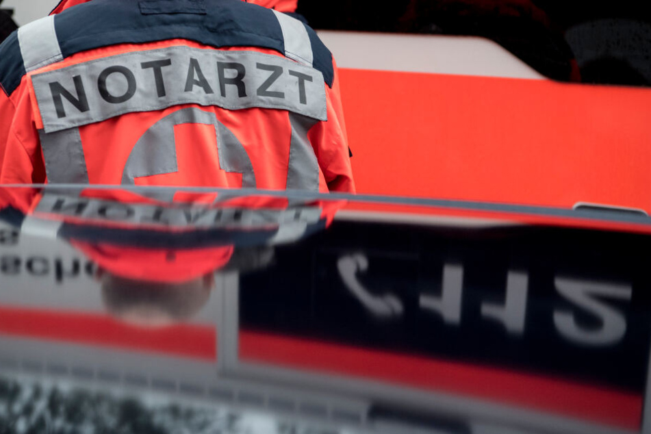 Der 19-Jährige wurde leicht verletzt ins Krankenhaus gebracht. (Symbolfoto)