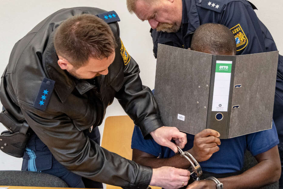 Mehrere Beamte brachten den Angeklagten anlässlich des Prozesses in das Gerichtsgebäude.