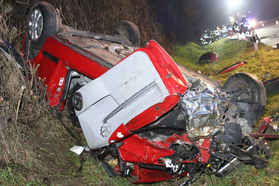 Das Auto überschlug sich und blieb auf dem Grünstreifen liegen.