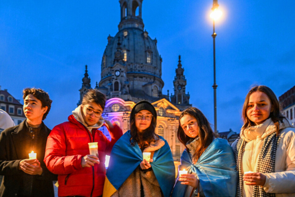 ... an der Menschen mit Kerzen oder per Handylicht teilnahmen.