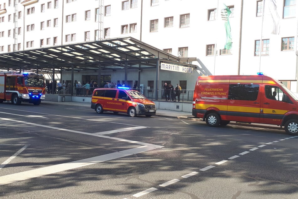 Mit zwei Löschzügen war die Dresdner Berufsfeuerwehr am Maritim Hotel im Einsatz.