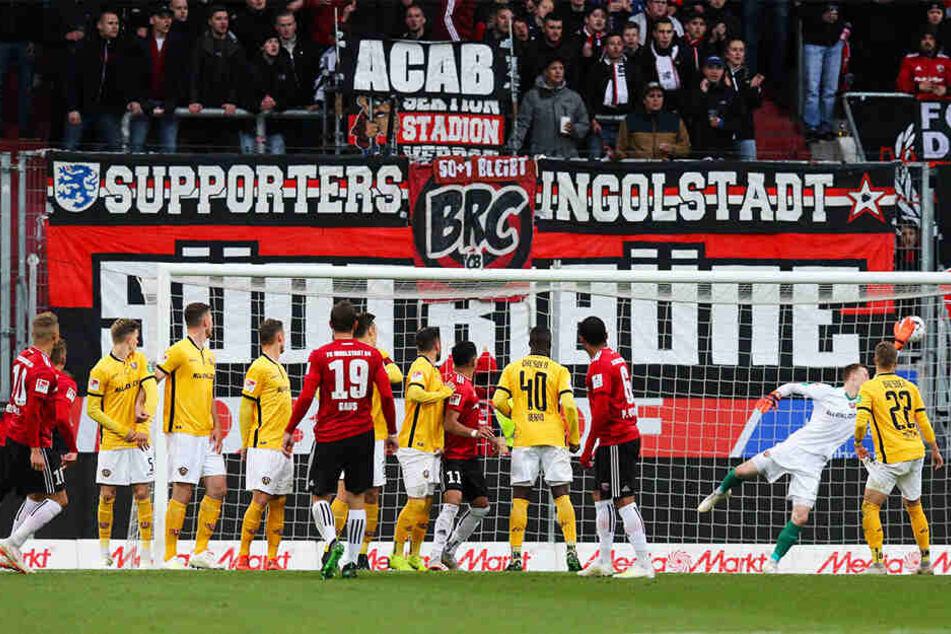 Der entscheidende Treffer! Sonny Kittel (l.) hat abgezogen, der Ball schlägt im Dresdner Gehäuse ein - nicht wirklich unhaltbar für den sich den umsonst streckenden Dynamo-Torhüter Markus Schubert.
