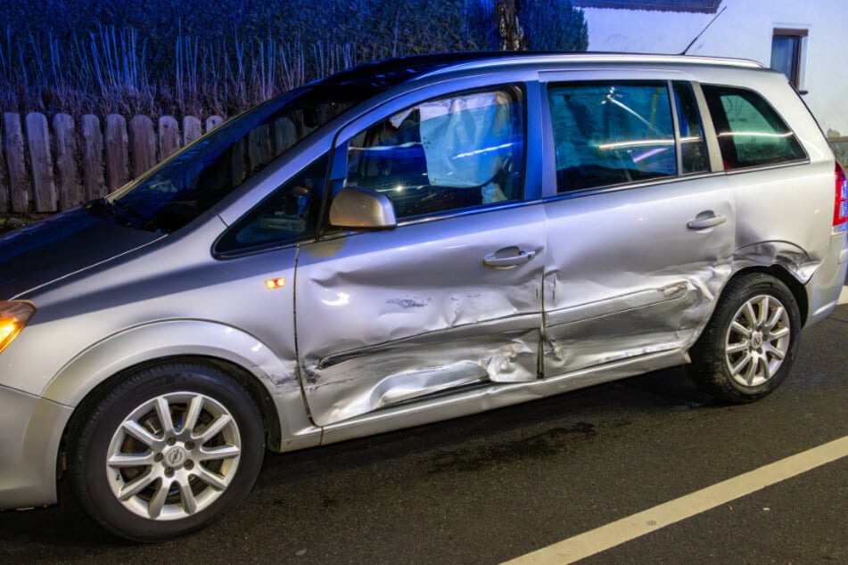 Der Opel-Fahrer wurde leicht verletzt.