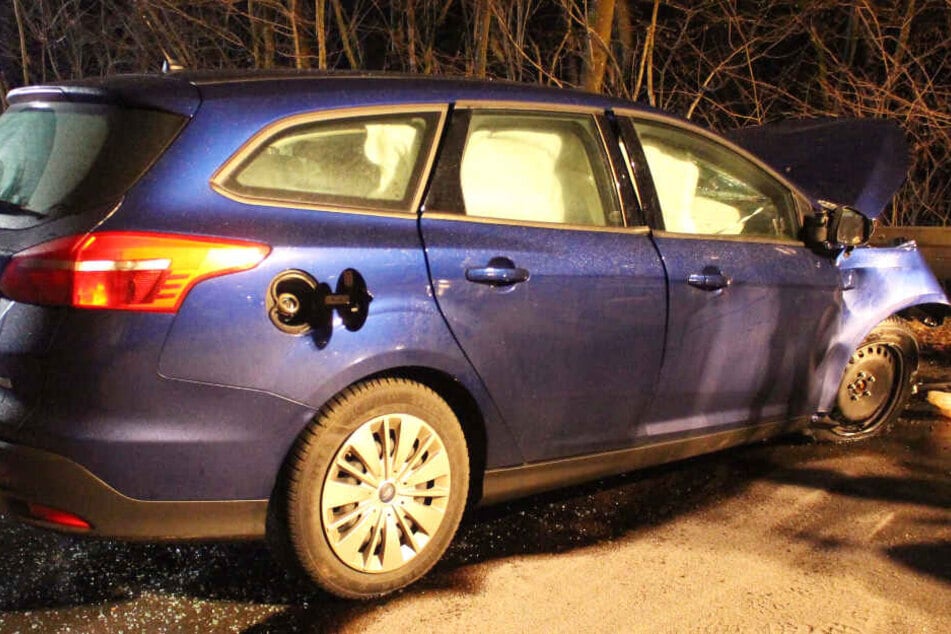 Ein Ford und ein Saab sind auf der Staatsstraße 2163 frontal zusammengestoßen.