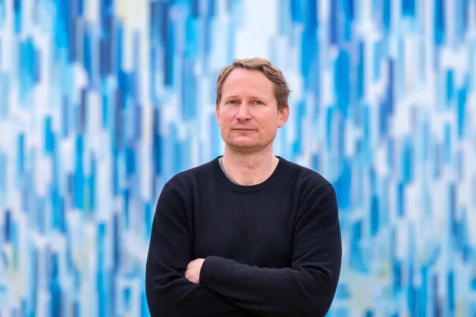 Der Leipziger Maler David Schnell (48) entwarf für die Kunstsammlungen eine Glasmalerei, die dauerhaft in ein Fenster eingebaut wird.
