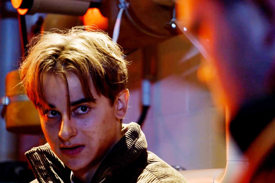 Till (Francesco Oscar Schramm, 20, l.) versucht zu Marcel (Johannes Berzl, 25, r.) trotz seiner Gefangenschaft eine emotionale Brücke zu bauen. Dies führt schließlich dazu, dass Marcel Till freigibt.