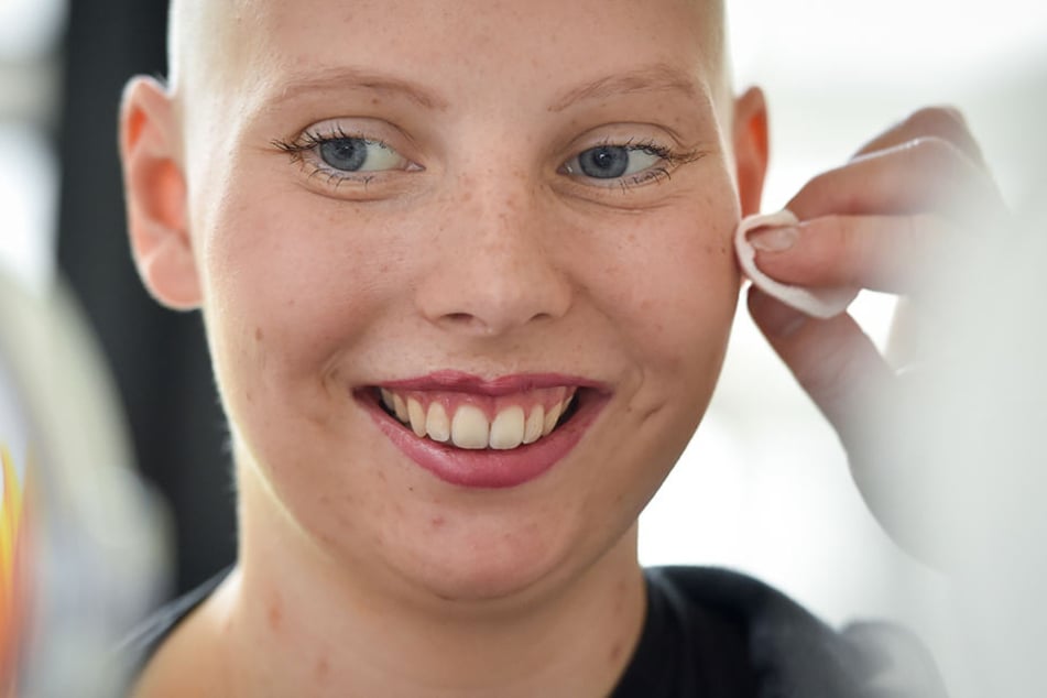 Beim Kosmetik-Seminar für Krebspatientinnen probiert
Nora ein Make-up für den
Abi-Ball ihrer Schwester Madlen.