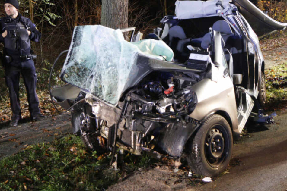 Der Smart wurde bei dem Unfall völlig zerstört.