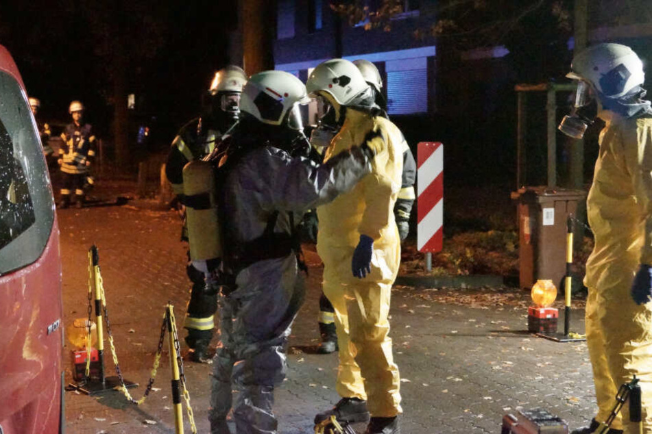 Mit Strahlenanzügen betrat die Feuewrwehr letztlich das Wohnhaus.