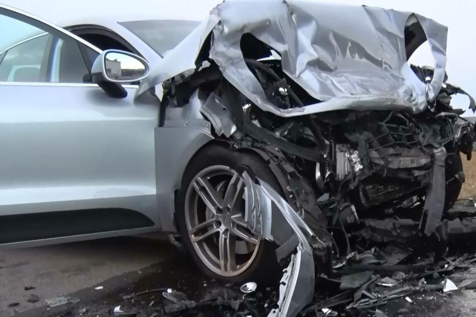 Der 80-jährige Fahrer des Porsches war bereits beim Eintreffen der Rettungskräfte tot.