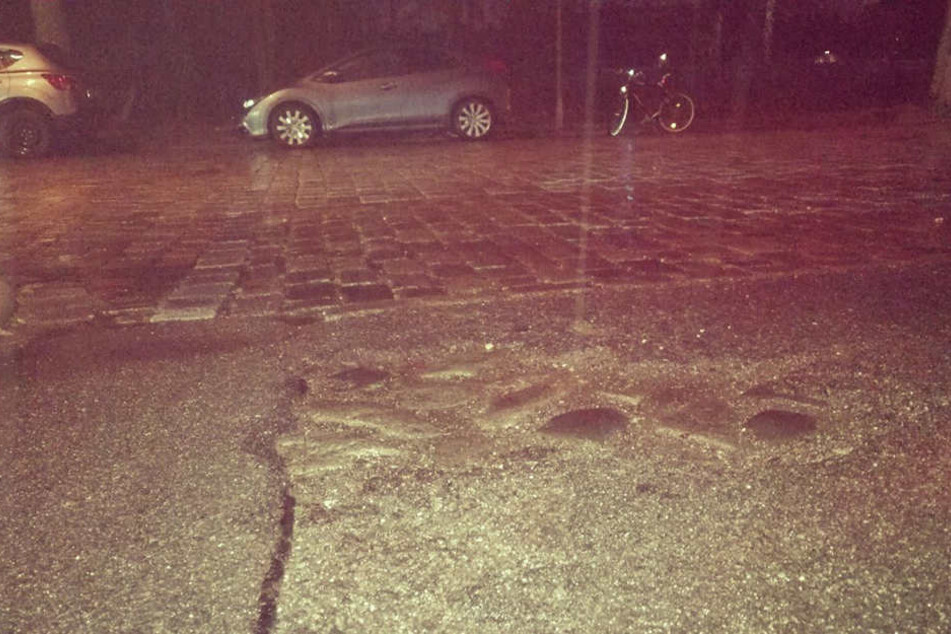 Schlaglöcher wie diese (Eilenburger Straße Ecke Teubnerstraße) sollen in Zukunft der Vergangenheit angehören.